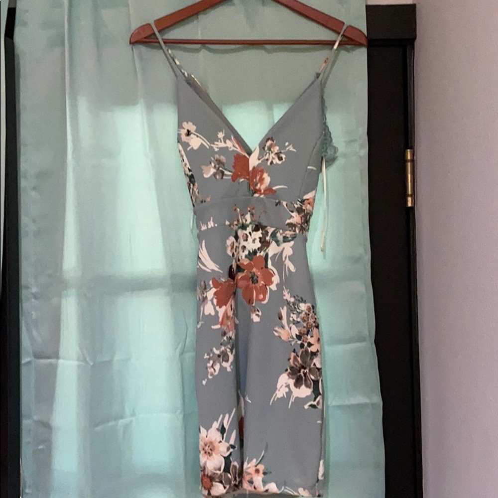Adorable, short blue floral dress!!! 🌸